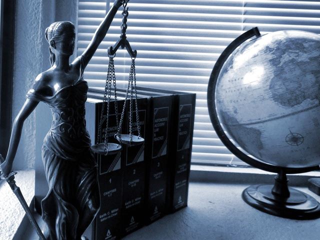 El bufete de abogados ofrece servicios jurídicos