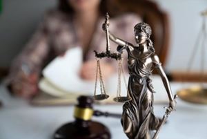Beneficios de contratar un abogado especialista en seguros para que lo represente